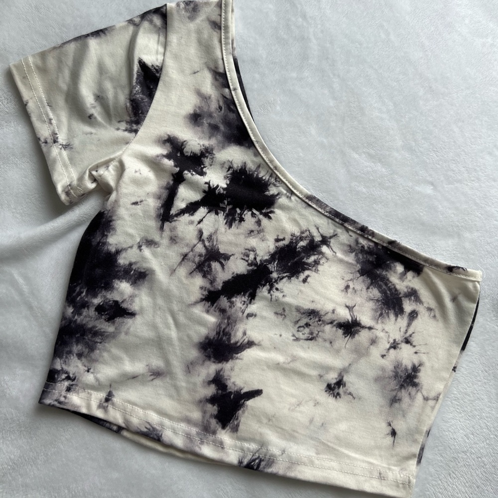 ZAFUL Black & White Tie-Dye Print One-Shoulder Crop Top